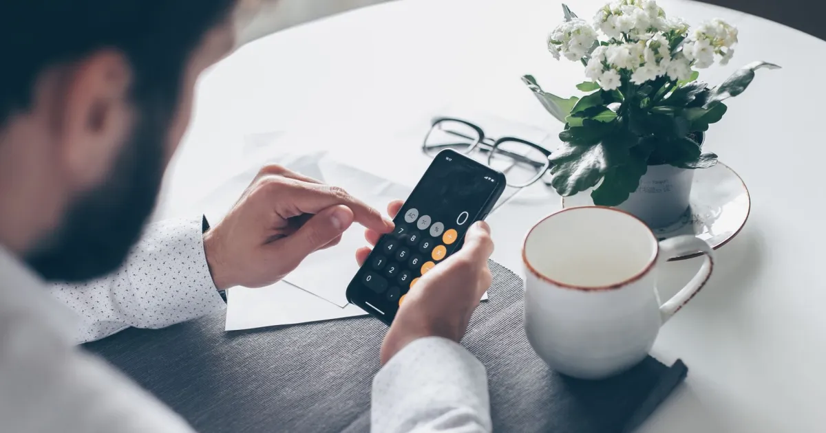Working out the cost of quick loans in Quebec on a phone calculator