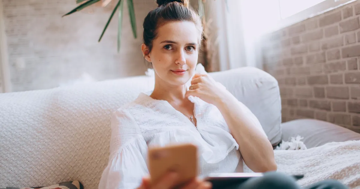 Quebec borrower checking a quick loan decision on her phone