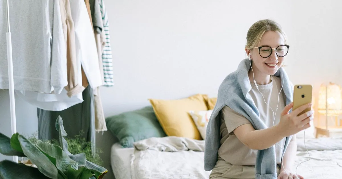 Borrower asking questions about LoanQuickly while applying on her phone