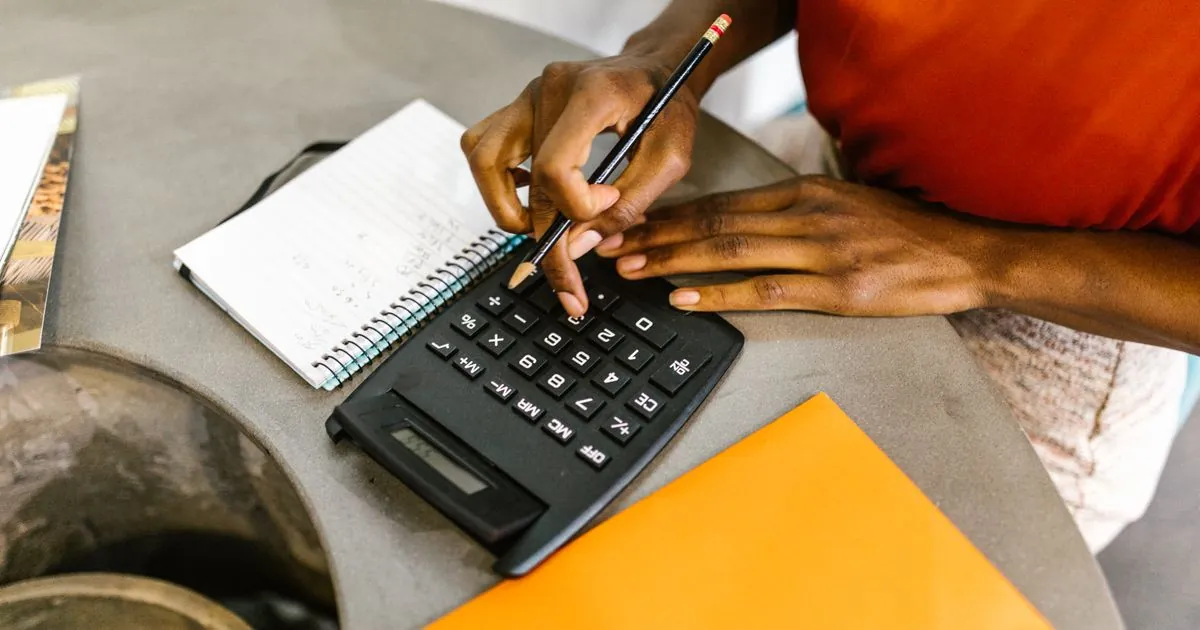 Working out what a $500 quick loan costs in Canada with a calculator and notepad