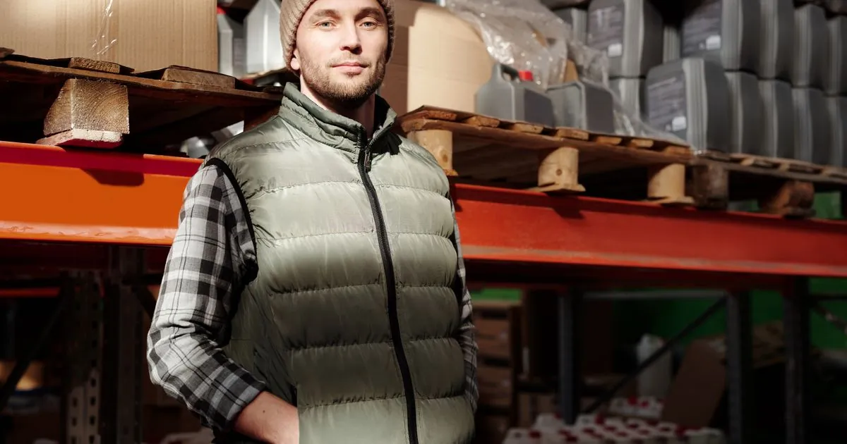 Warehouse worker with full-time job income, the main requirement for quick loans Canada lenders offer